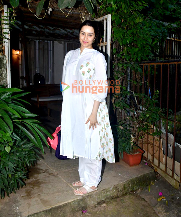 photos shraddha kapoor snapped in juhu 6 15