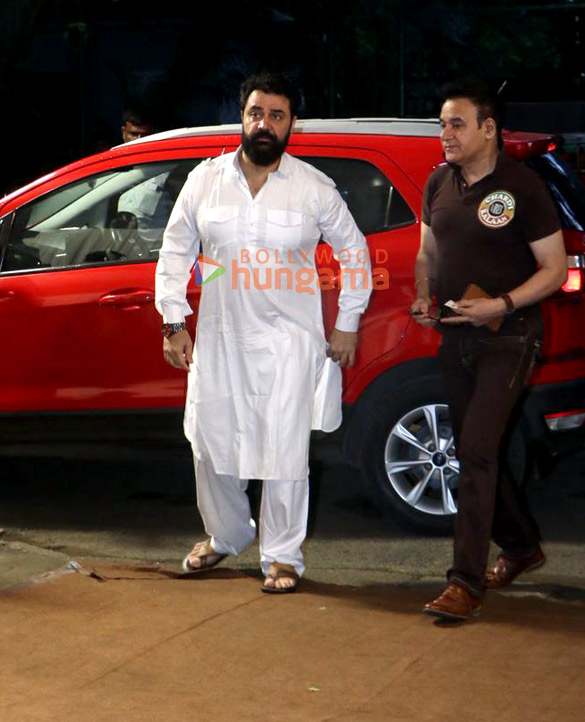 photos sonu nigam johny lever rupali ganguly rajesh kumar and others attend satish shahs prayer meet 22