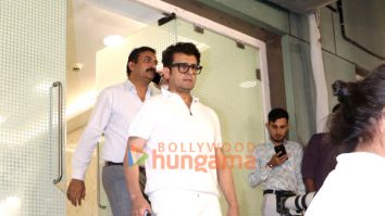 Photos: Sonu Nigam, Johny Lever, Rupali Ganguly, Rajesh Kumar and others attend Satish Shah’s prayer meet
