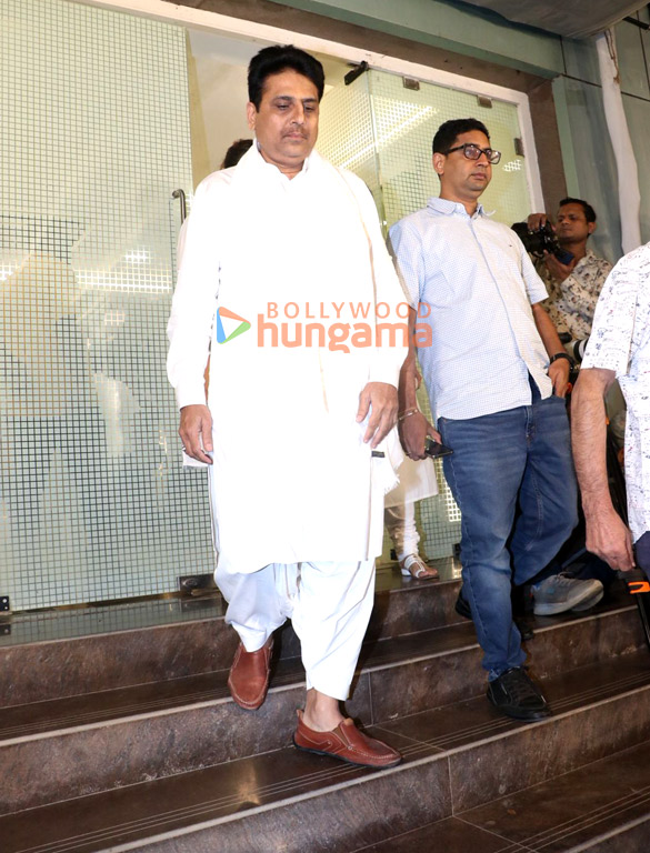 photos sonu nigam johny lever rupali ganguly rajesh kumar and others attend satish shahs prayer meet 28