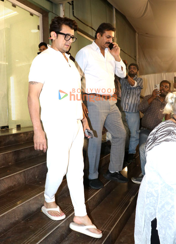 photos sonu nigam johny lever rupali ganguly rajesh kumar and others attend satish shahs prayer meet 8