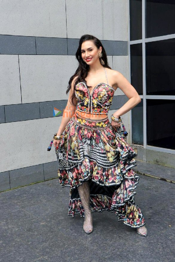 photos urvashi rautela elnaaz norouzi and others turn showstoppers at bombay times fashion week 2025 9