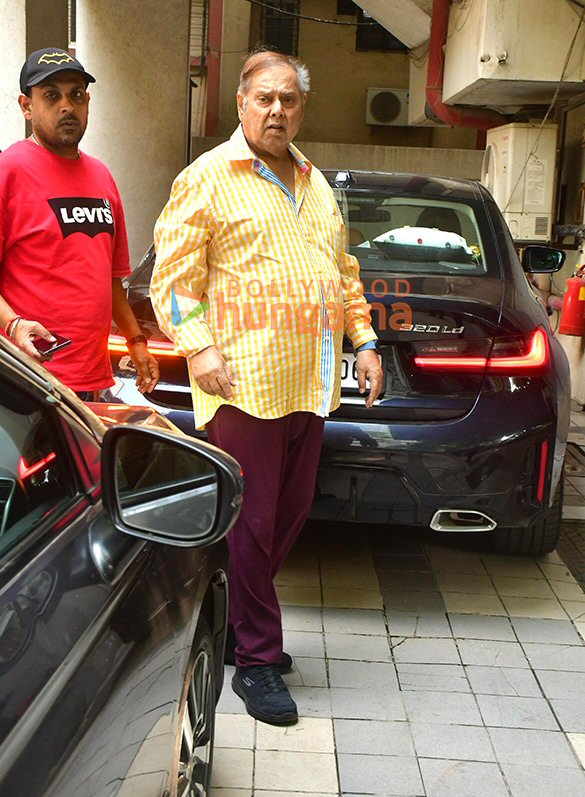 photos varun dhawan snapped with his family during dhanteras puja at david dhawans office in juhu 5