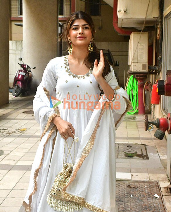 photos varun dhawan snapped with his family during dhanteras puja at david dhawans office in juhu 9