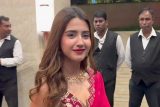 Paps clicked, jaws dropped! Roshni Walia