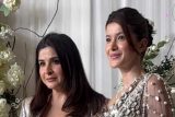 Shanaya Kapoor pose with mum Maheep Kapoor