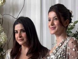 Shanaya Kapoor pose with mum Maheep Kapoor