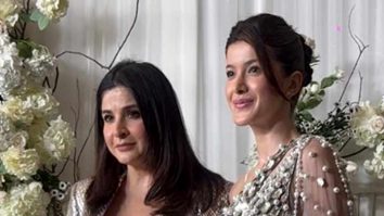 Shanaya Kapoor pose with mum Maheep Kapoor
