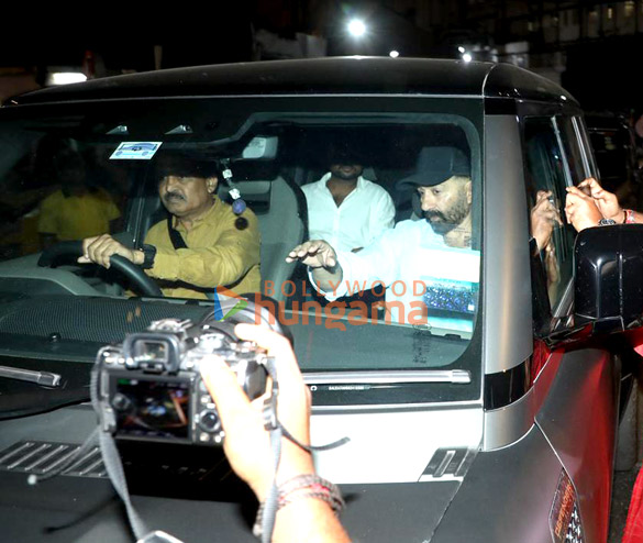 photos aamir khan abhay deol and others snapped outside breach candy hospital 2
