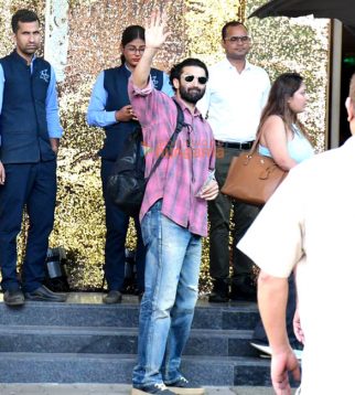 Photos: Aditya Roy Kapur snapped at Kalina airport