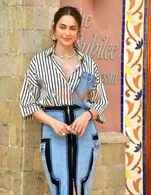 photos ajay devgn rakul preet singh r madhavan and meezaan jafri snapped promoting their film de de pyaar de 2 3