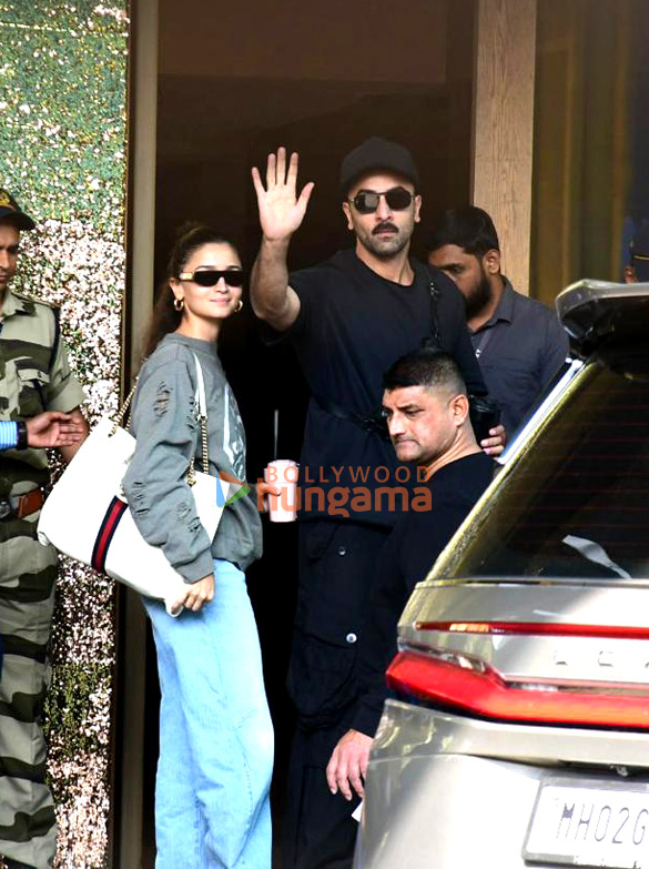 Photos: Alia Bhatt and Ranbir Kapoor snapped at Kalina airport Photos: Alia Bhatt and Ranbir Kapoor snapped at Kalina airport