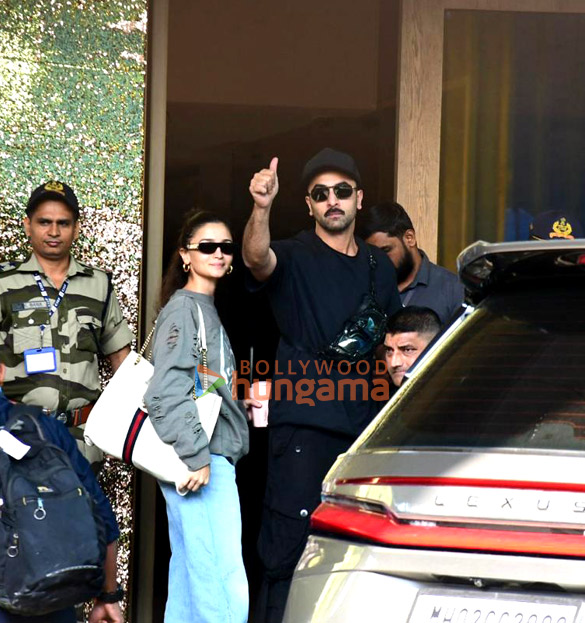 photos alia bhatt and ranbir kapoor snapped at kalina airport 2