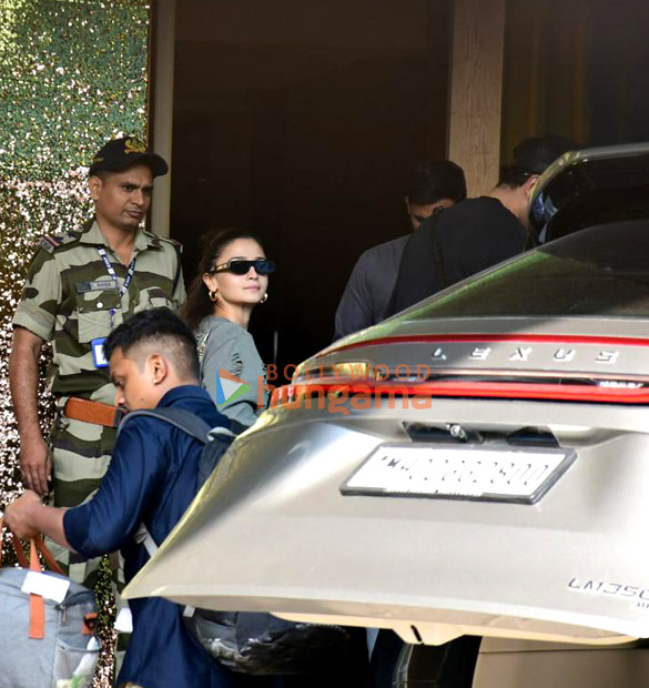 photos alia bhatt and ranbir kapoor snapped at kalina airport 6