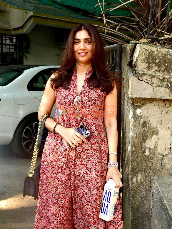 photos bhumi pednekar snapped at kromakay salon in juhu 3 2
