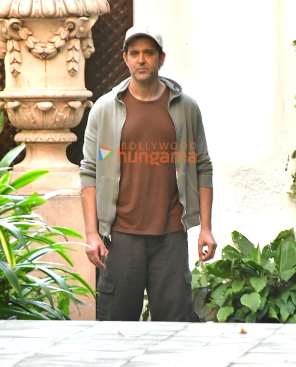 photos hrithik roshan kareena kapoor khan karisma kapoor and others snapped at sanjay khans house in juhu 3