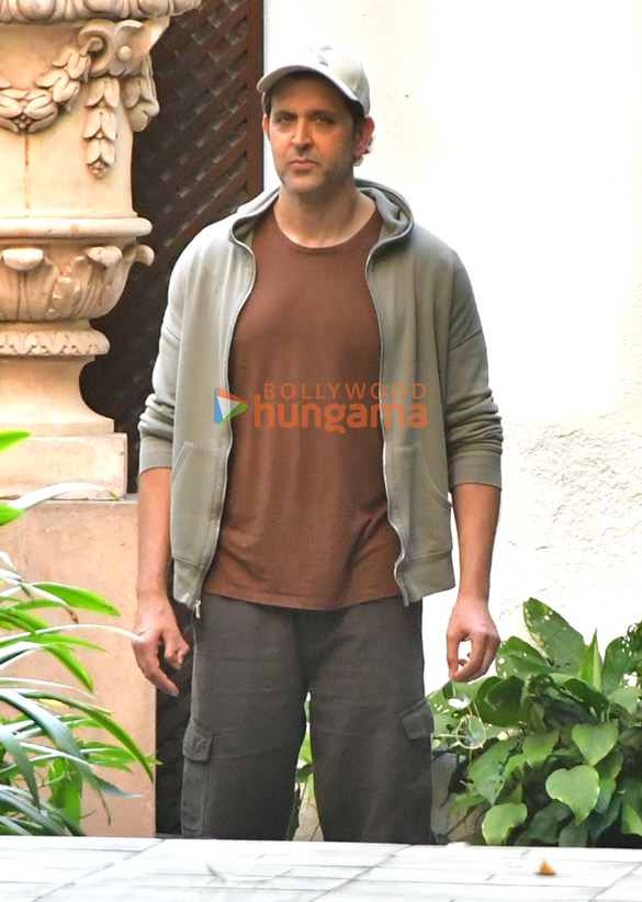 photos hrithik roshan kareena kapoor khan karisma kapoor and others snapped at sanjay khans house in juhu 4