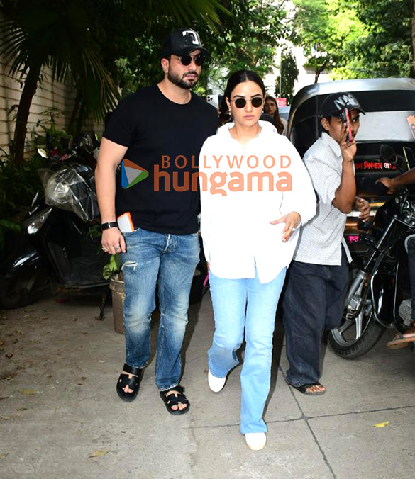 photos hrithik roshan saba azad and others attend zarine khans condolence 1