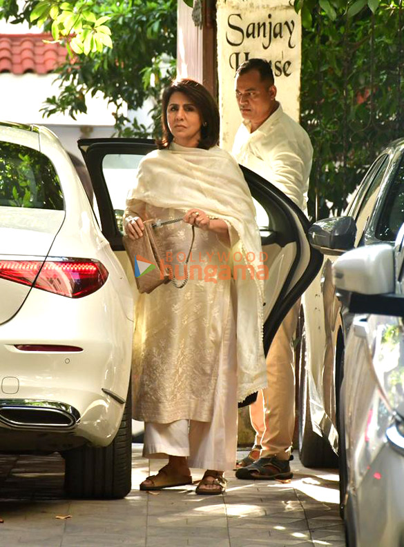 photos kareena kapoor khan karisma kapoor and neetu kapoor snapped at sanjay khans house in juhu 7