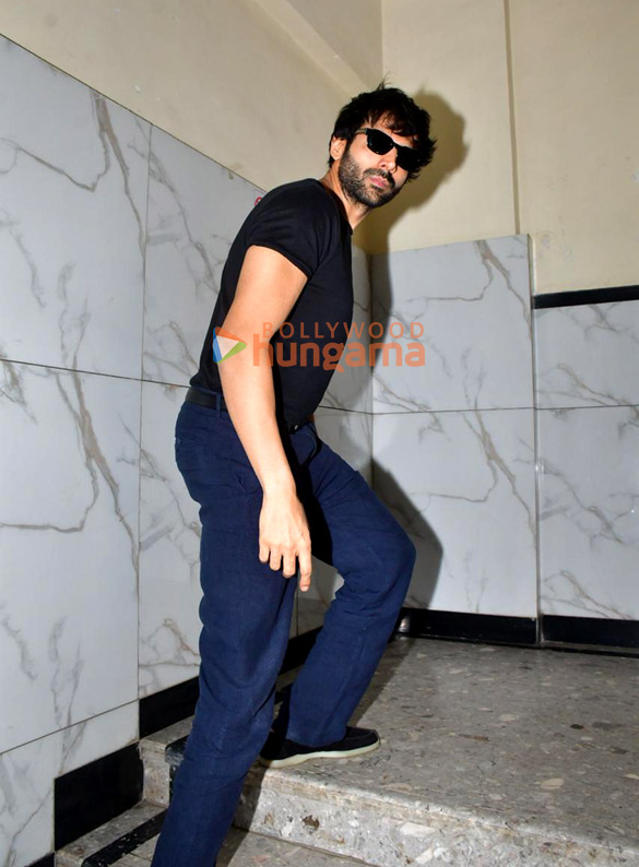 photos kartik aaryan snapped in andheri 3 20