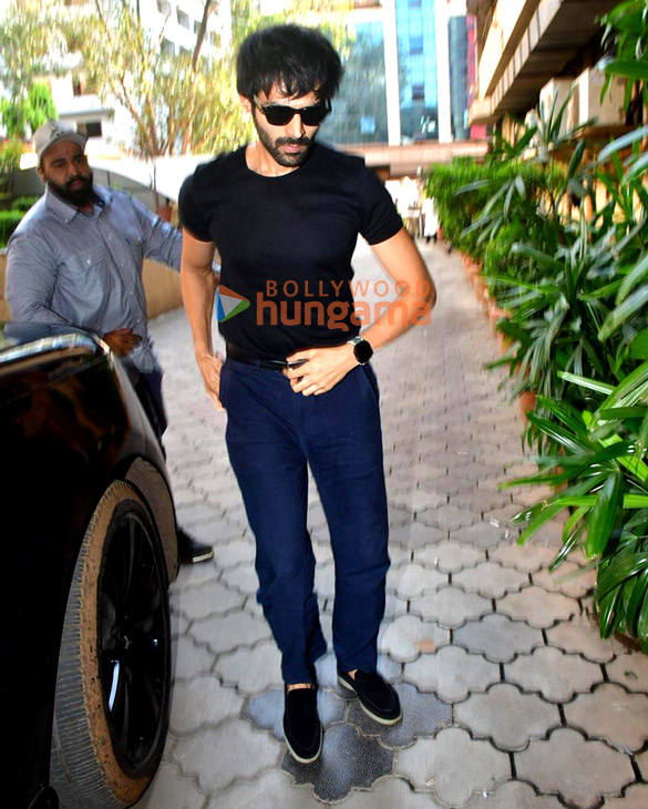 photos kartik aaryan snapped in andheri 6 10