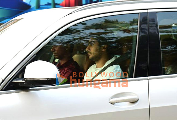 photos maniesh paul sharman joshi and others attend late dharmendras prayer meet 4