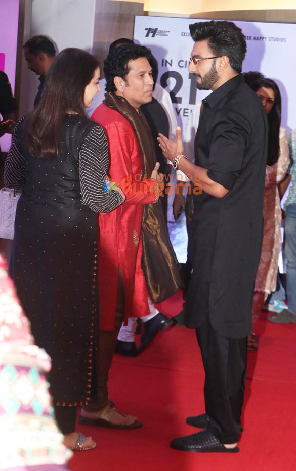 photos ranveer singh tiger shroff karan johar arjun kapoor and others grace the premiere of 120 bahadur 14