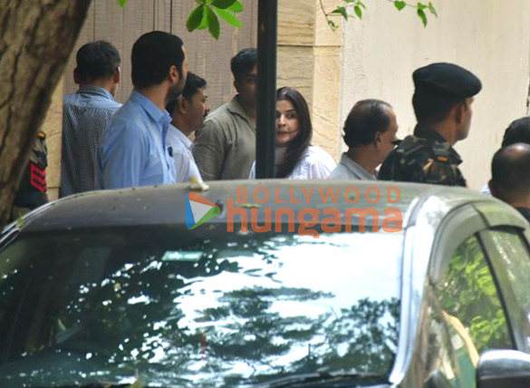 photos saif ali khan karisma kapoor and others snapped at sunny deols house in juhu 2