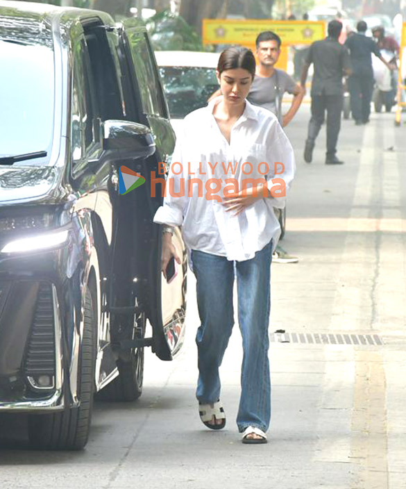 photos saif ali khan karisma kapoor and others snapped at sunny deols house in juhu 4