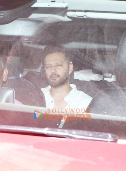 photos salman khan aamir khan amitabh bachchan abhishek bachchan and others snapped attending late dharmendras last rites 1 4
