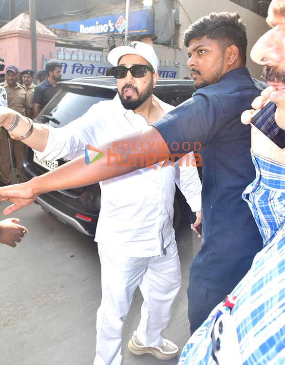 photos salman khan aamir khan amitabh bachchan abhishek bachchan and others snapped attending late dharmendras last rites 241125 1