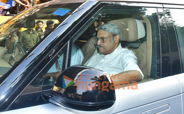 photos salman khan aamir khan amitabh bachchan abhishek bachchan and others snapped attending late dharmendras last rites 567 6