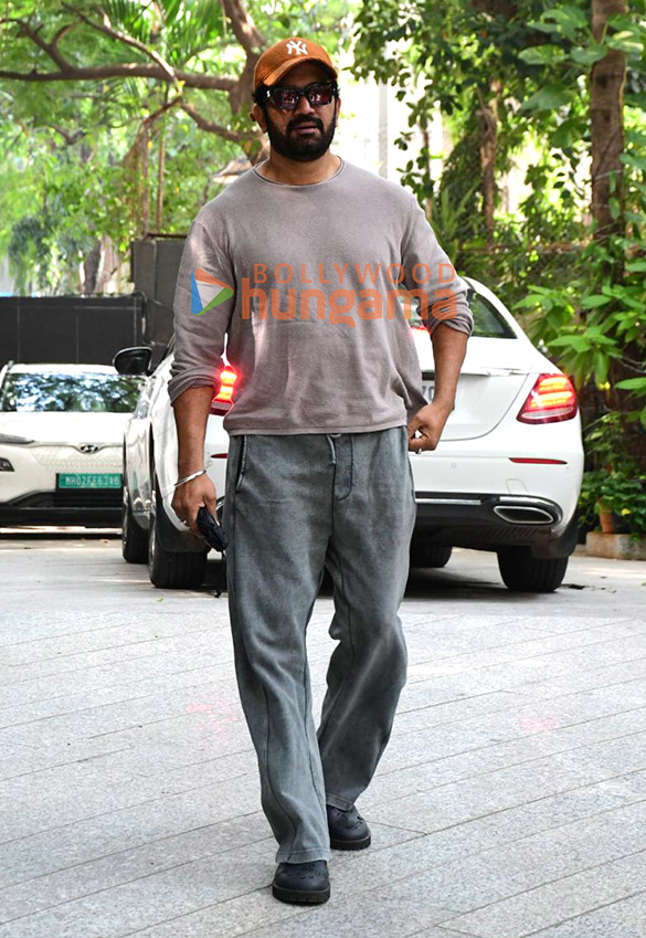 photos sharad kelkar snapped outside maddock films office 1