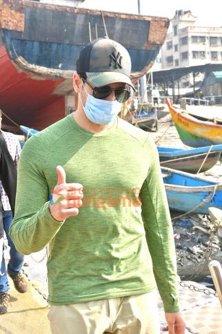 Photos: Sidharth Malhotra snapped at Versova jetty