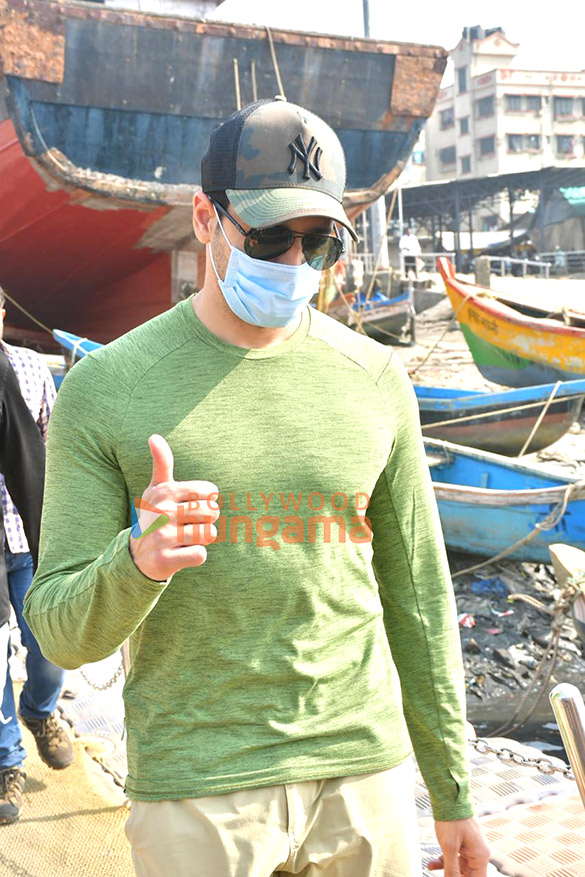 Photos: Sidharth Malhotra snapped at Versova jetty Photos: Sidharth Malhotra snapped at Versova jetty