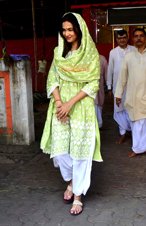 photos sonal chauhan snapped at a temple in andheri seeking blessings 351 4