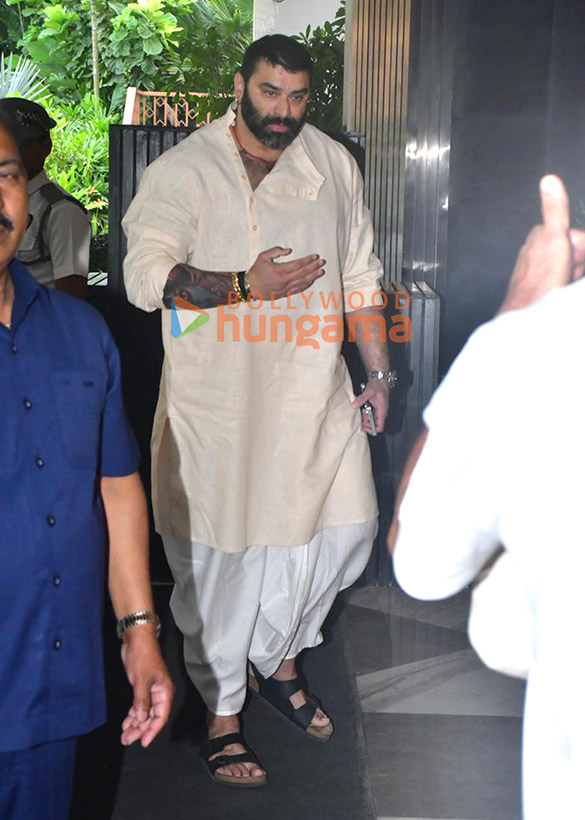 photos zayed khan sanjay khan and others attend late zarine katrak khans prayer meet 612 22