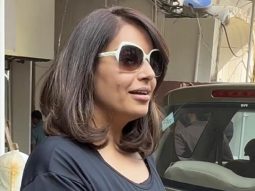 Bipasha Basu gives toffees to the paps! So sweet