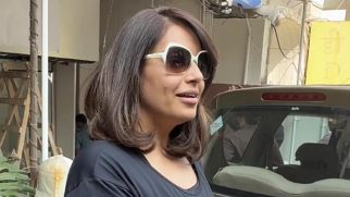 Bipasha Basu gives toffees to the paps! So sweet