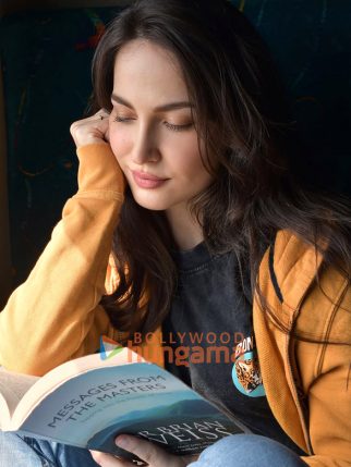 Celeb Photos Of Elli AvrRam
