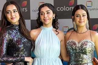 Gorgeous ladies! Isha Malviya pose with Eisha Singh!