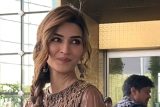 Kriti Sanon bringing traditional elegance to the airport