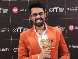 Maniesh Paul breaks down on stage, dedicates his Bollywood Hungama award to late Dharmendra with an unforgettable memory