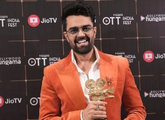 Maniesh Paul breaks down on stage, dedicates his Bollywood Hungama award to late Dharmendra with an unforgettable memory