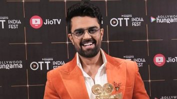 Maniesh Paul breaks down on stage, dedicates his Bollywood Hungama award to late Dharmendra with an unforgettable memory