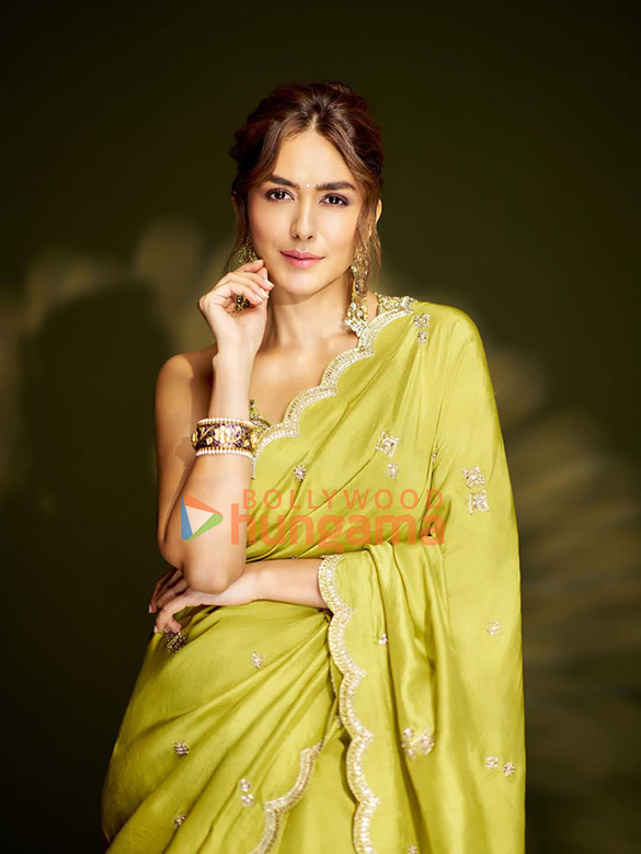 mrunal thakur 9 8