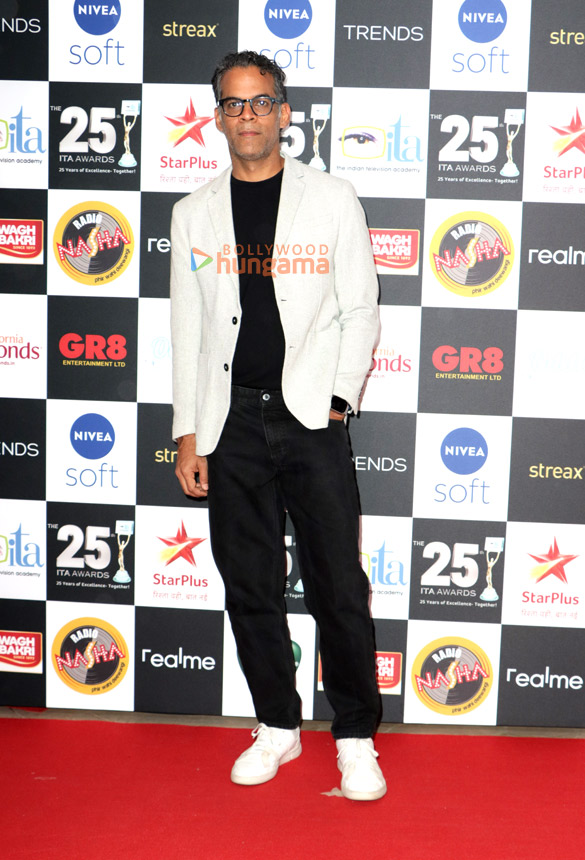 photos alia bhatt daisy shah manoj bajpayee and others grace the red carpet of the 25th ita awards 7 2