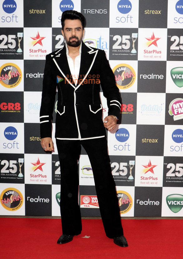 photos alia bhatt daisy shah manoj bajpayee and others grace the red carpet of the 25th ita awards 9