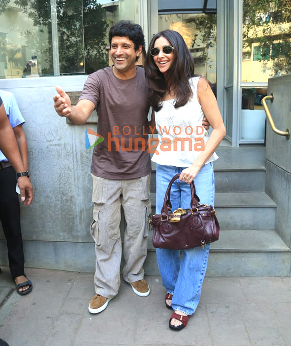 photos farhan akhtar shibani dandekar and ritesh sidhwani snapped in bandra 5