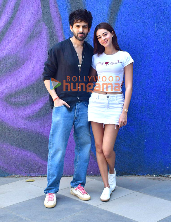 photos kartik aaryan and ananya panday snapped in juhu 1